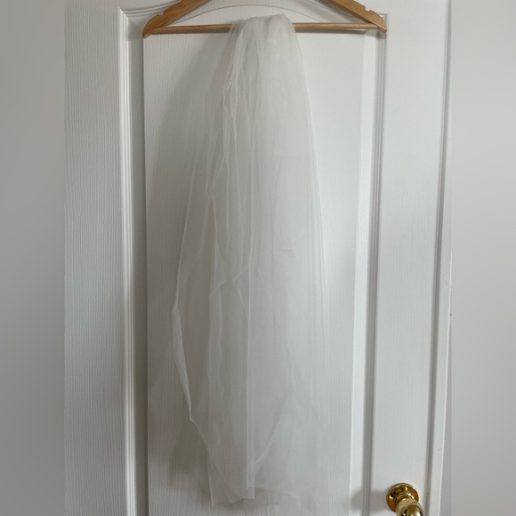 Designer Ivory Fingertip Wedding Veil - Picture 2 of 8